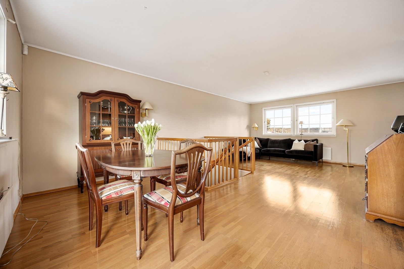 I tilknytning til stuen er det en naturlig plass for spisestue. Galleribilde