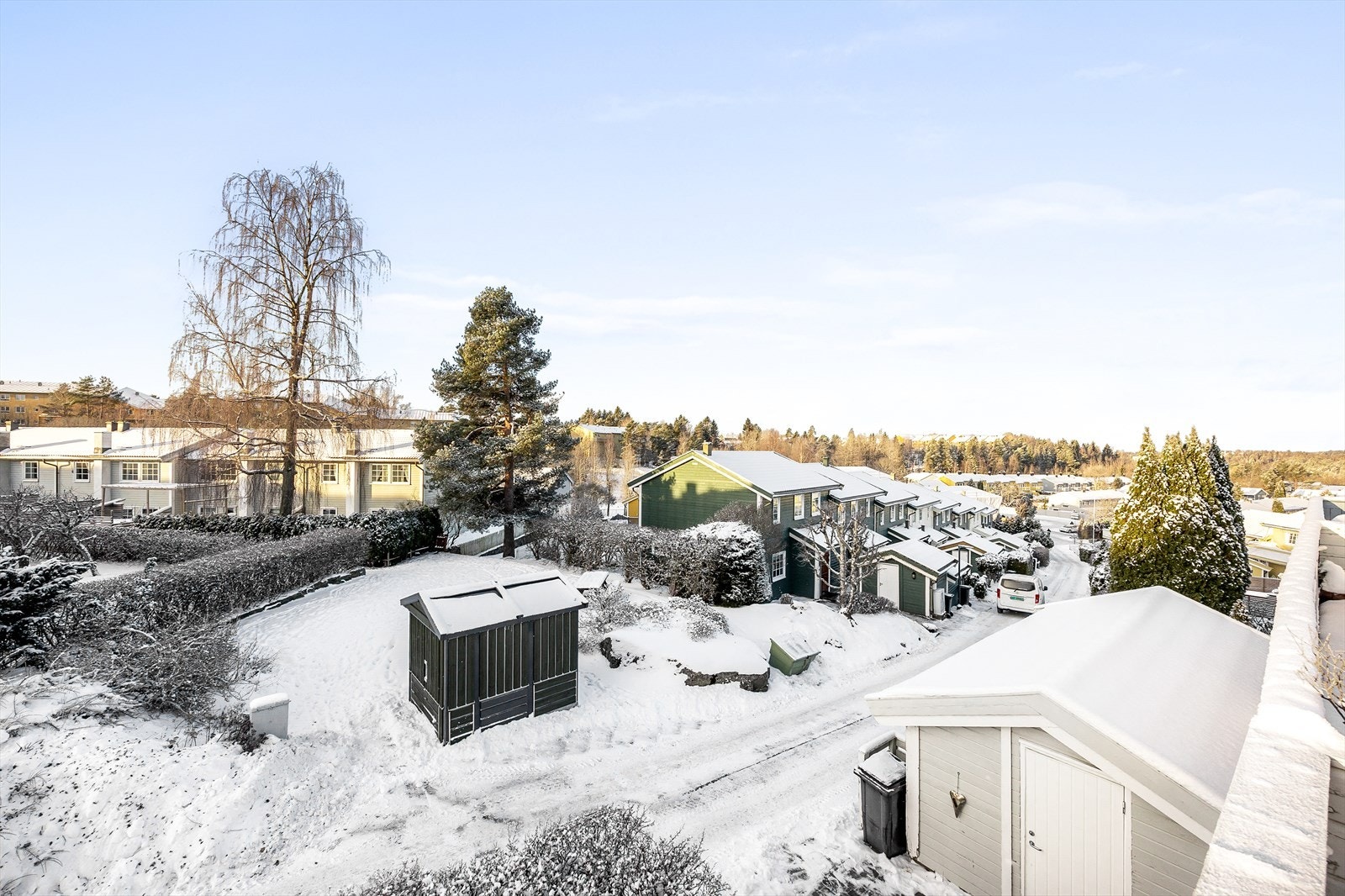 Boligen har en høy og fri beliggenhet med utsikt over nabolaget. Galleribilde