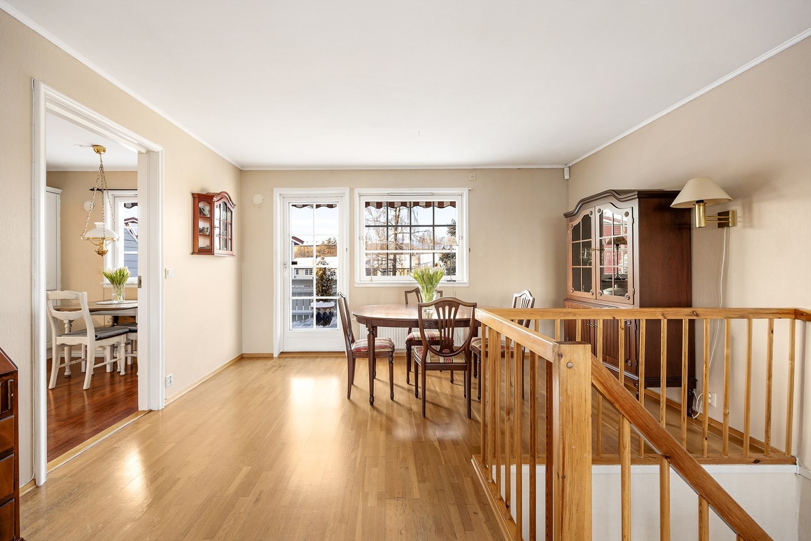 Fra spisestuen er det åpen tilgang til kjøkkenet. Galleribilde