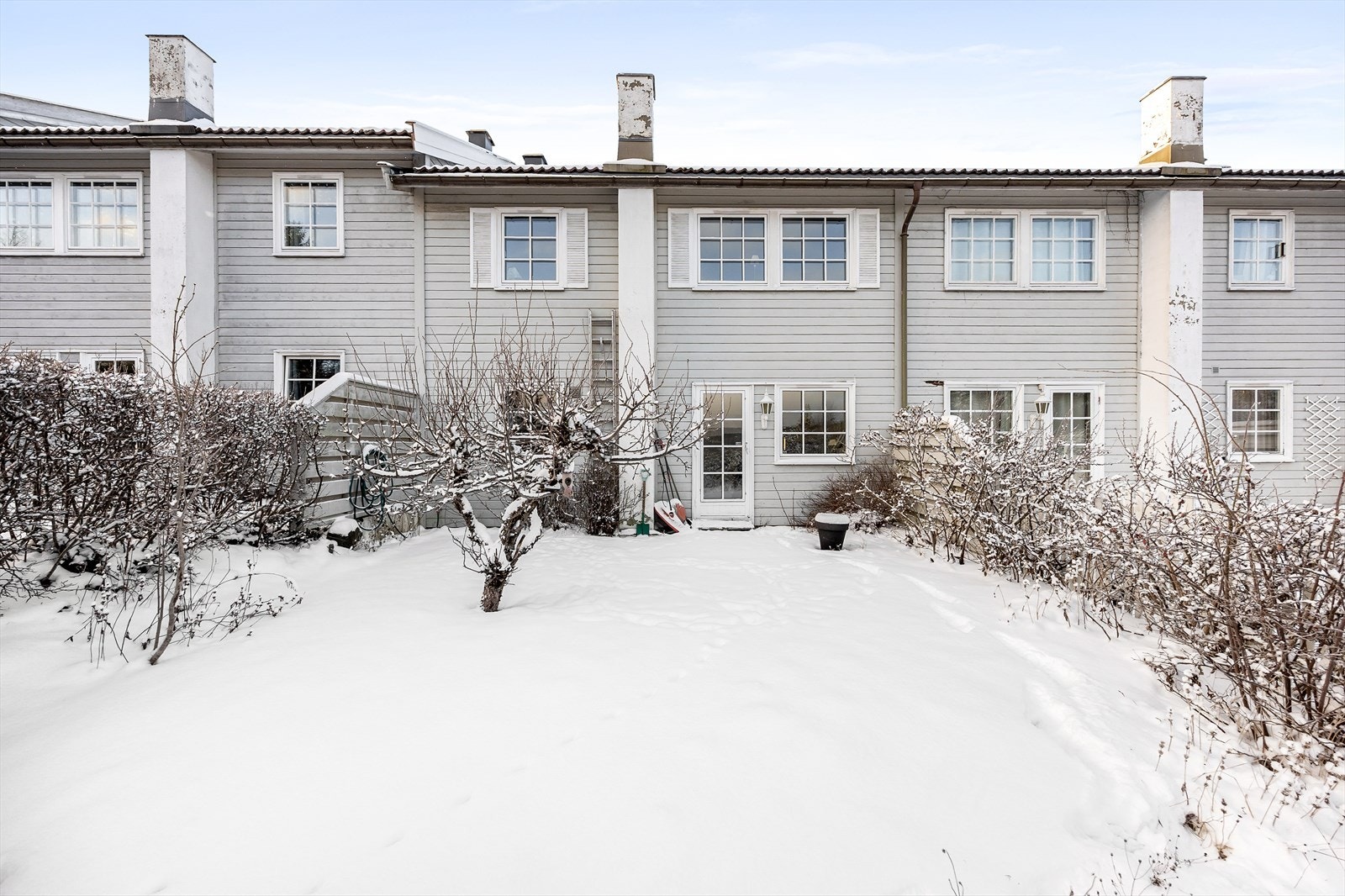 Et velholdt rekkehus med hage og gode uteplasser. Galleribilde