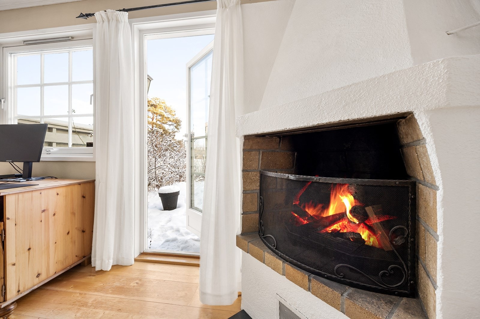 Fra rommet er det direkte utgang til hagen. Galleribilde