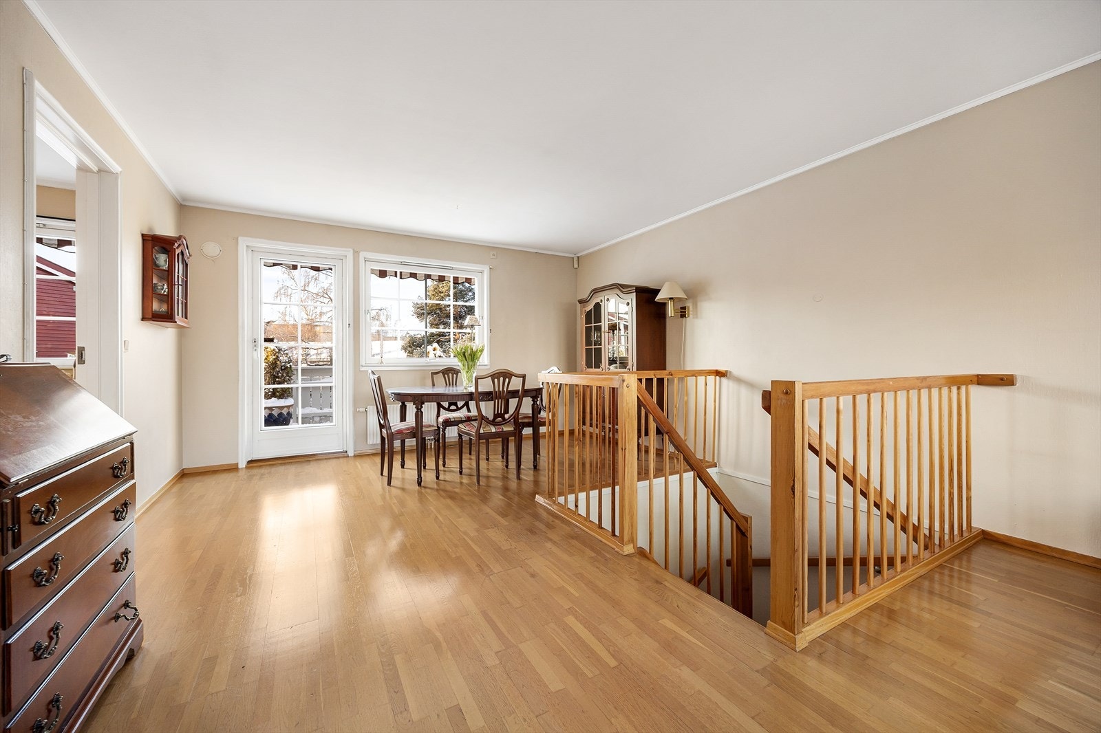 Spisestuen binder sammen stuen og kjøkkenet på en naturlig måte. Galleribilde