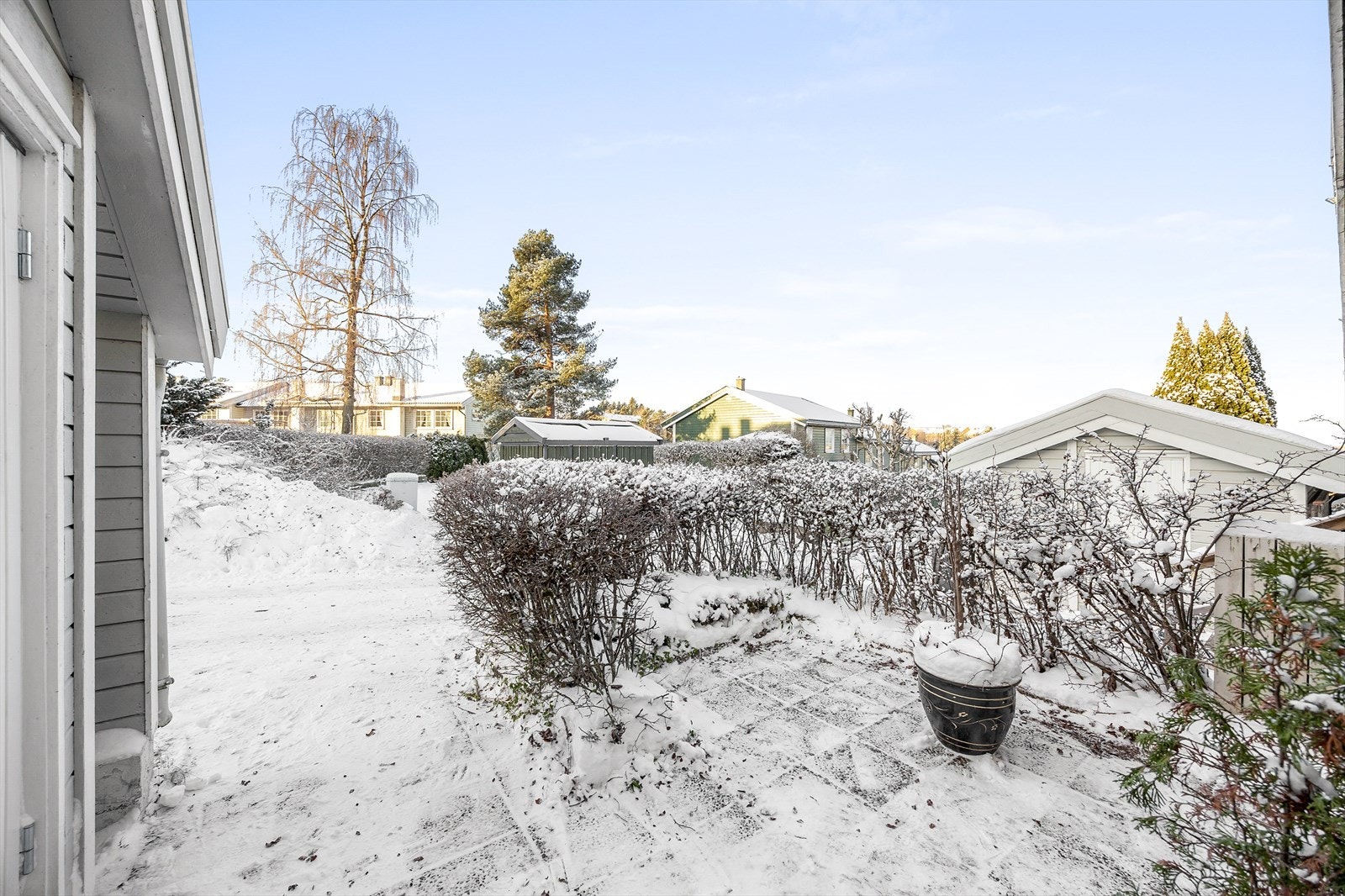 Den steinsatte uteplassen på forsiden er enkel å vedlikeholde. Galleribilde
