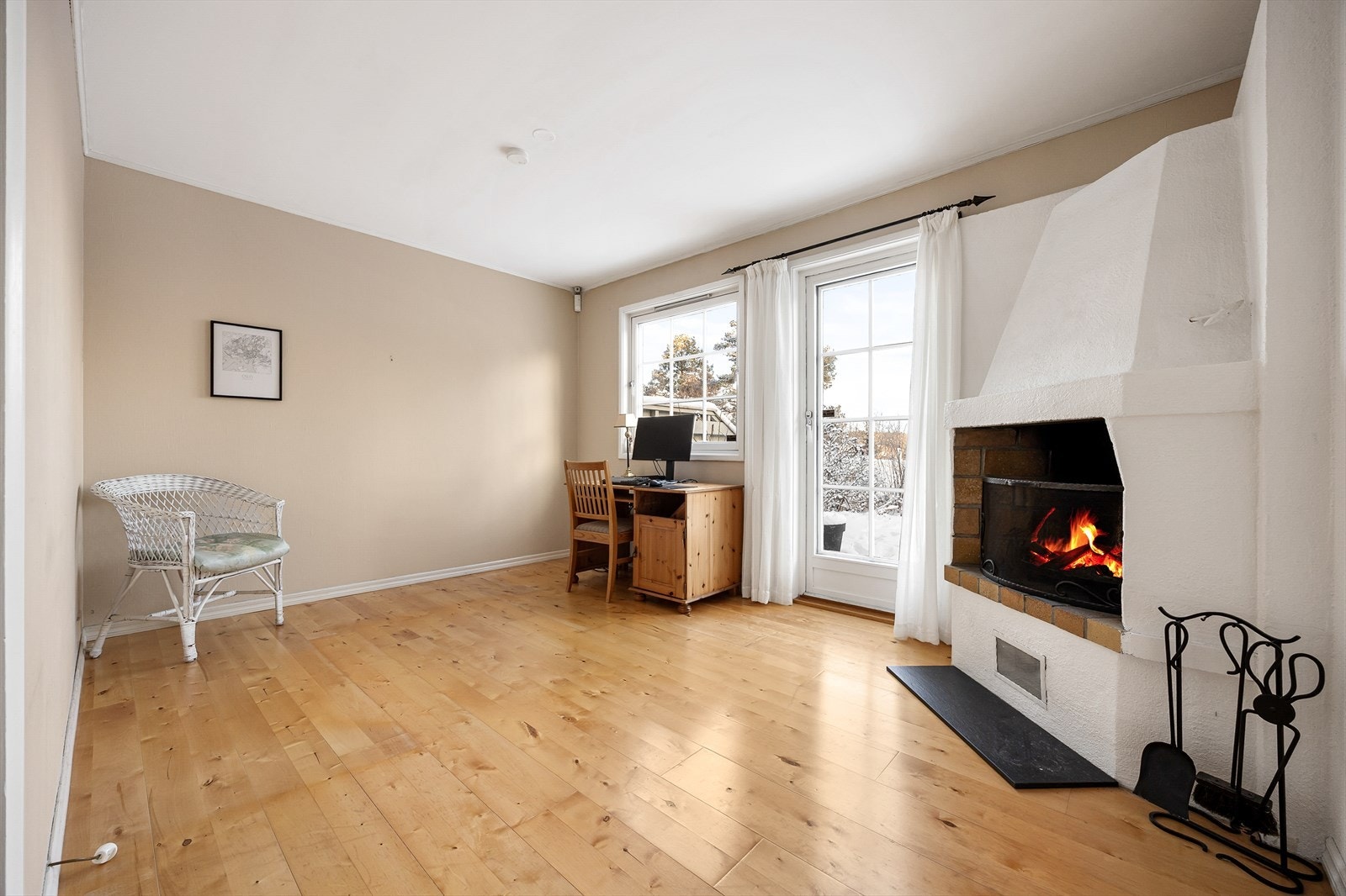 Det tredje soverommet fungerer også som en hyggelig peisestue. Kan også brukes som stue 2. Galleribilde