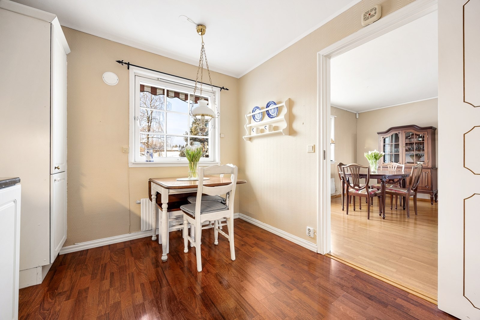 Kjøkkenet har en delvis åpen løsning mot spisestuen. Galleribilde