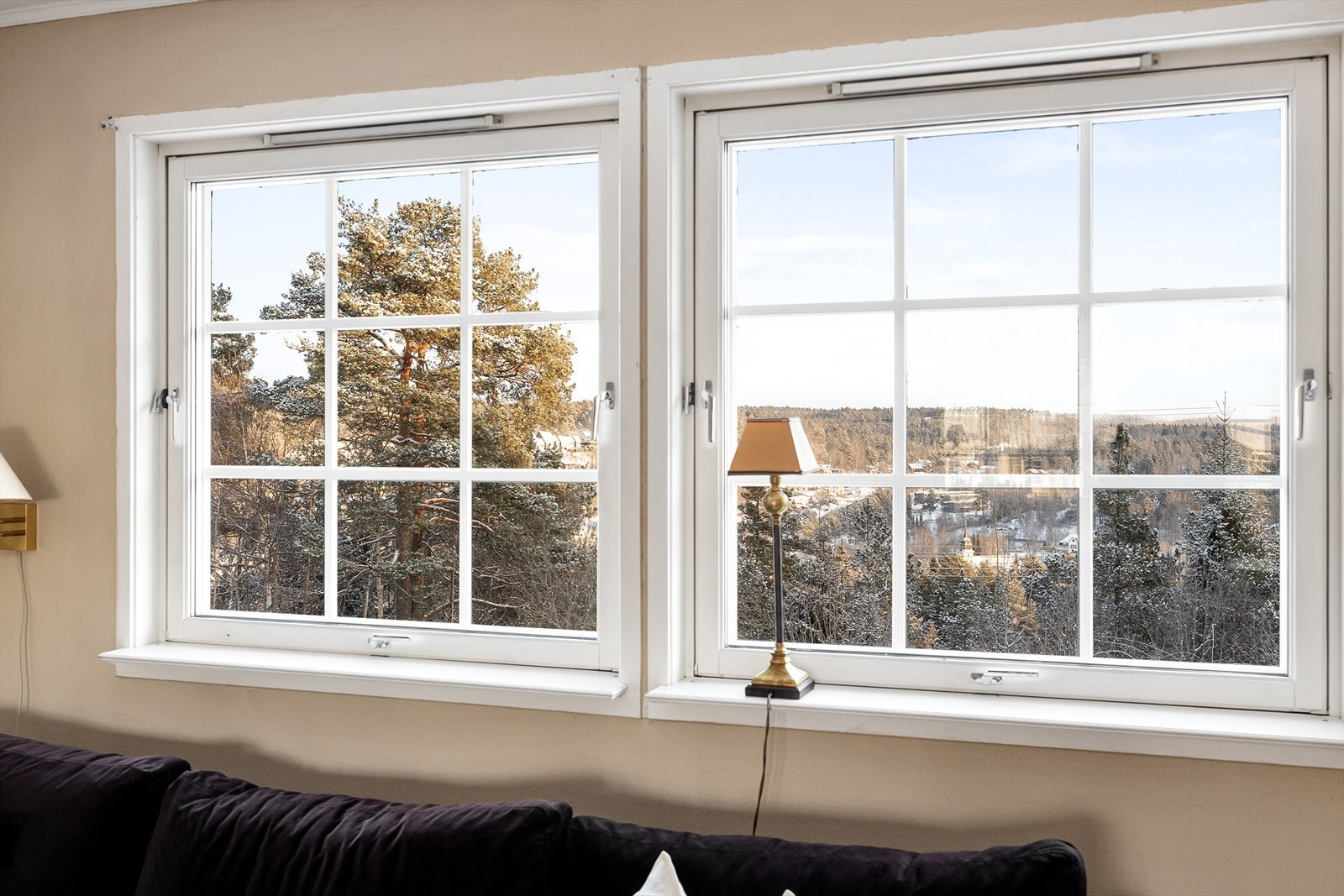 De store vinduene i stuen rammer inn den grønne utsikten. Galleribilde