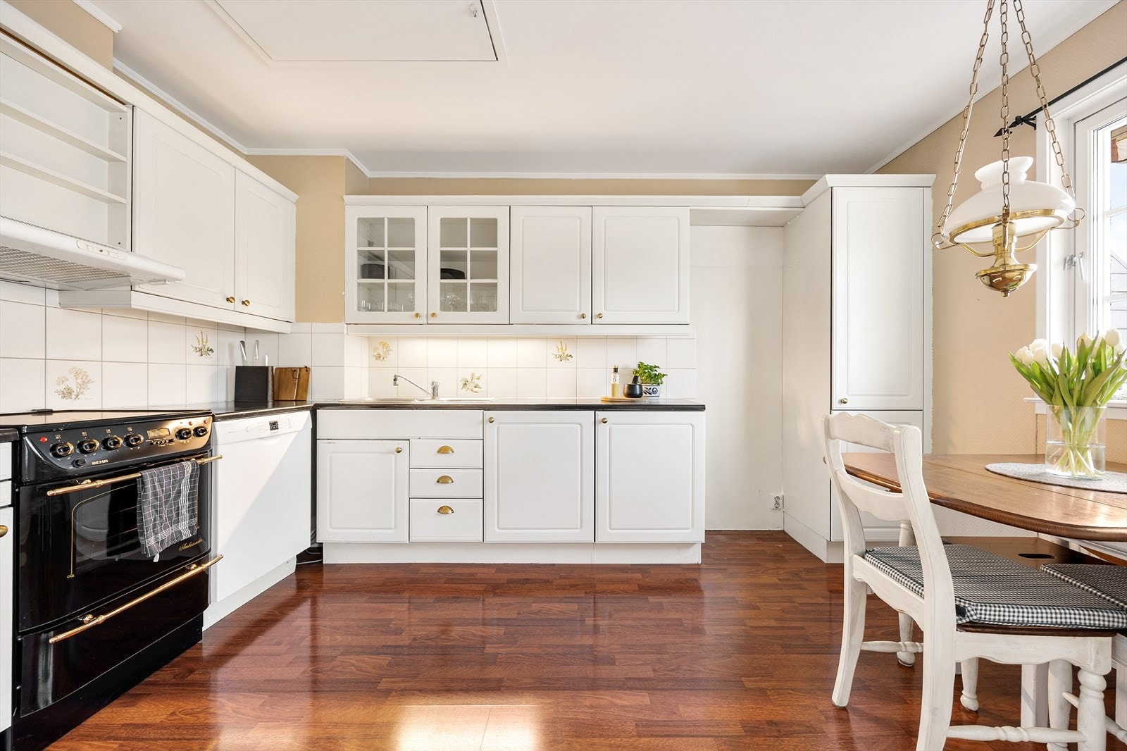 Innredningen er L-formet for en effektiv arbeidsflyt. Galleribilde