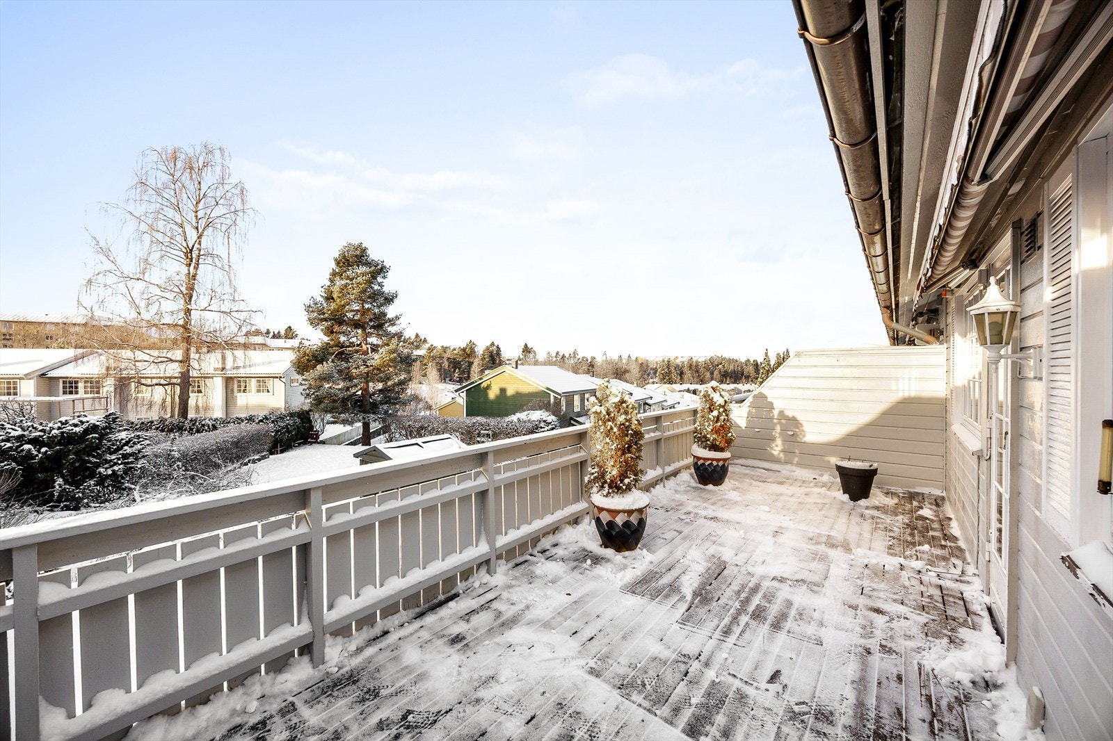 Balkongen er romslig og strekker seg langs store deler av fasaden. Galleribilde