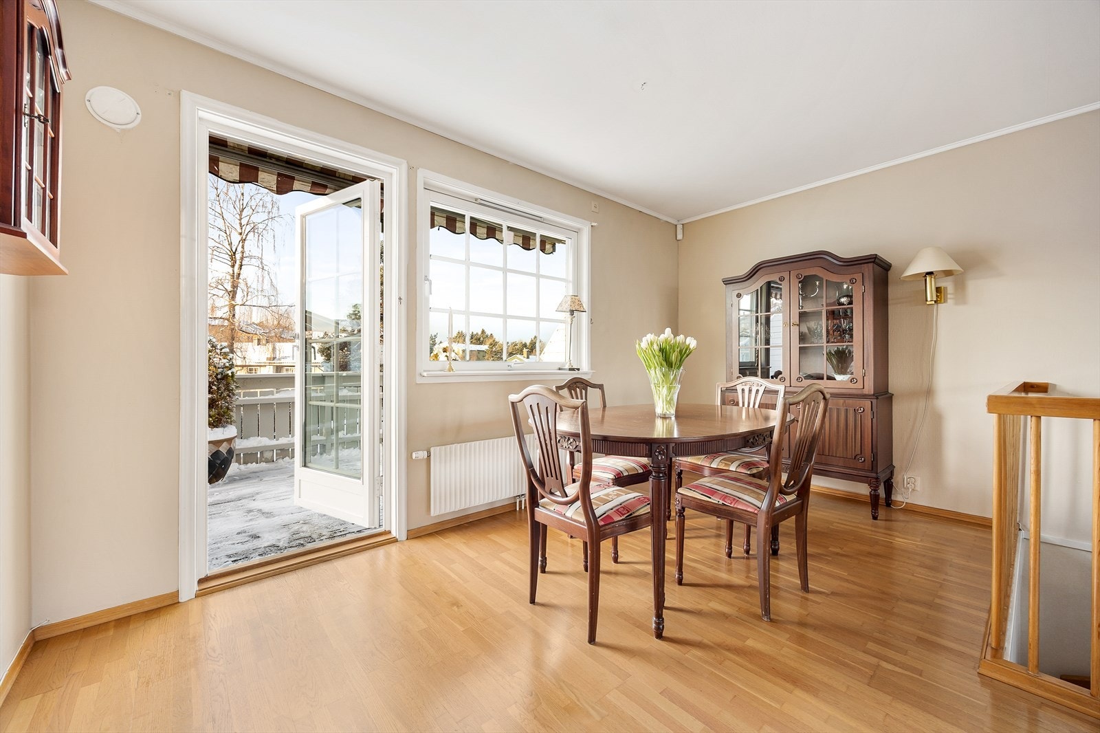 Fra spisestuedelen er det utgang til en stor balkong. Galleribilde