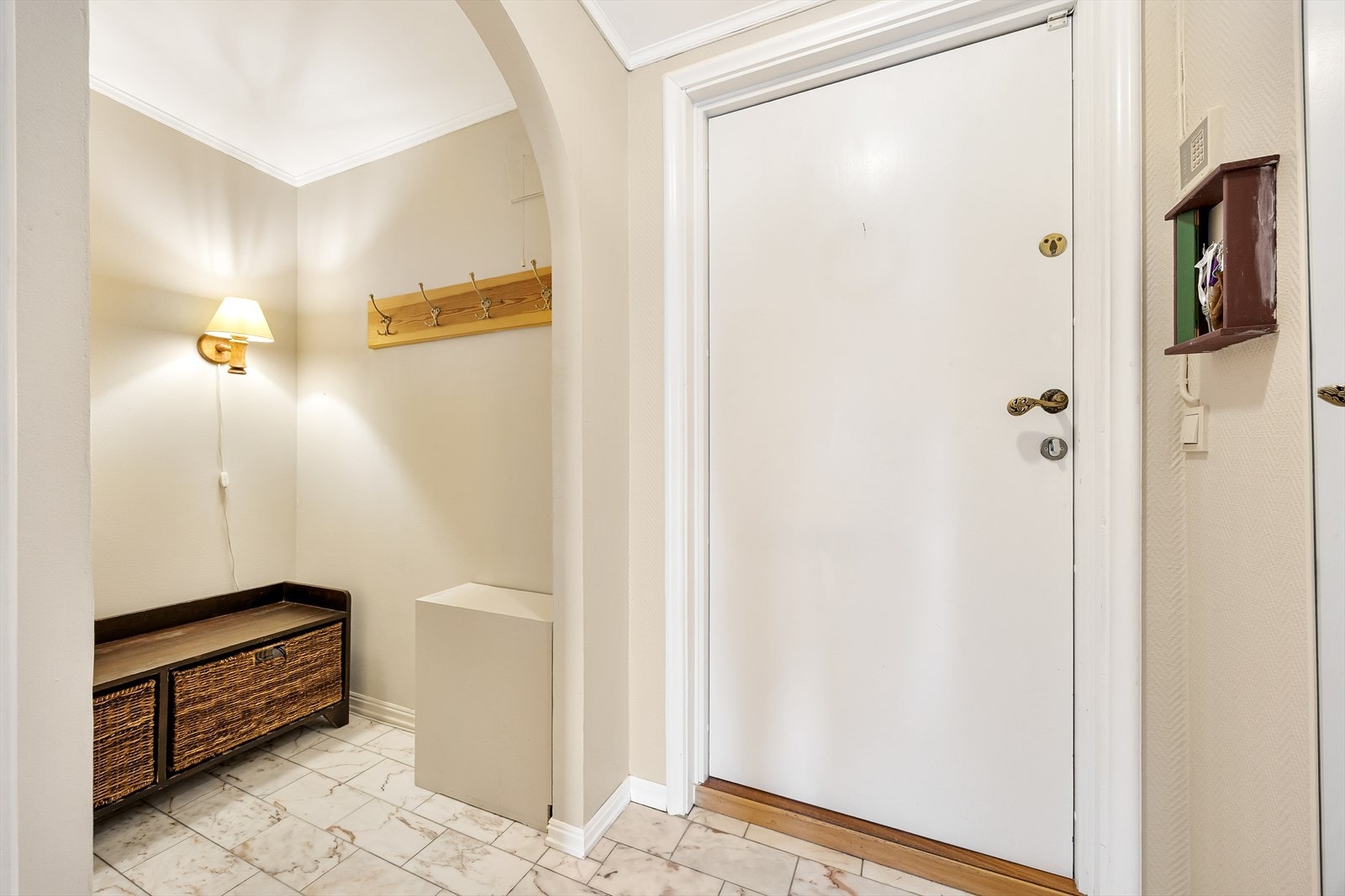 Inngangspartiet er innbydende med flislagt gulv og plass til yttertøy. Galleribilde