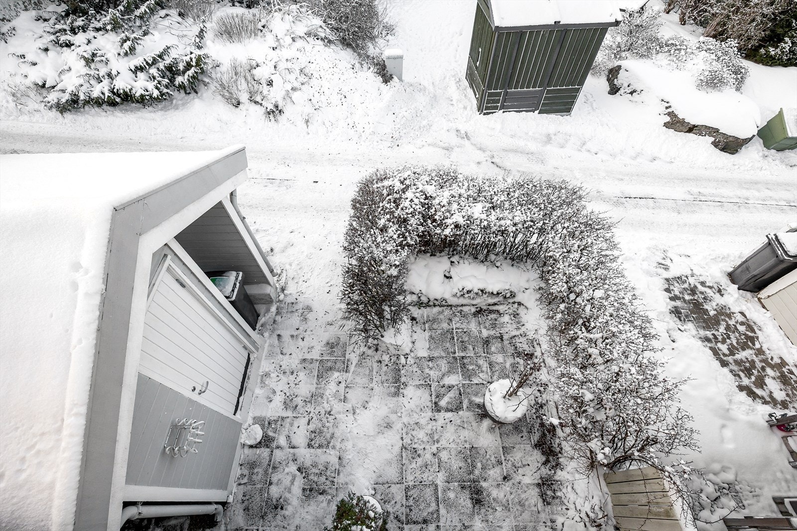Inngangspartiet er skjermet og har en egen utebod for oppbevaring. Galleribilde