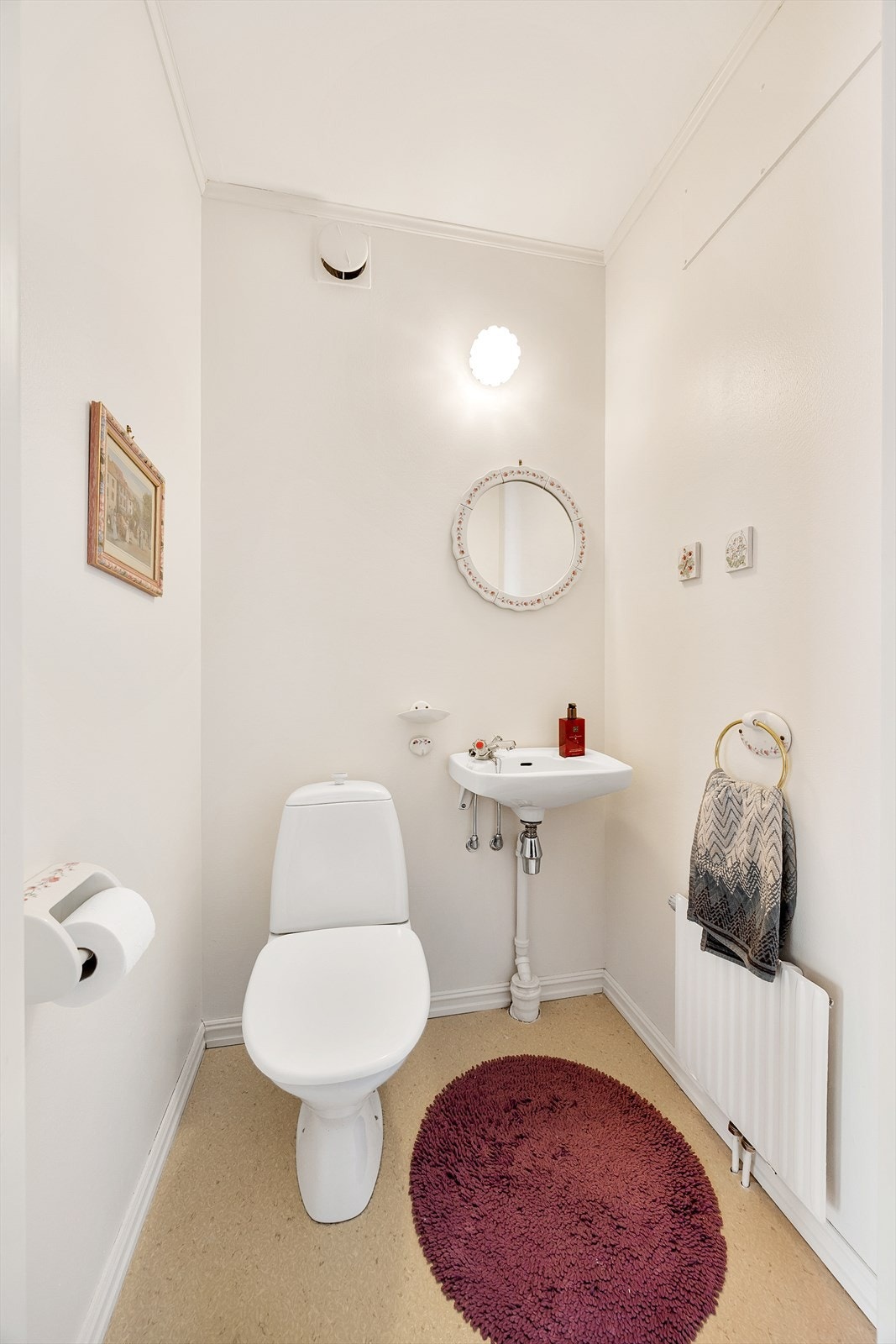 I tillegg finnes et separat toalettrom i samme etasje. Galleribilde