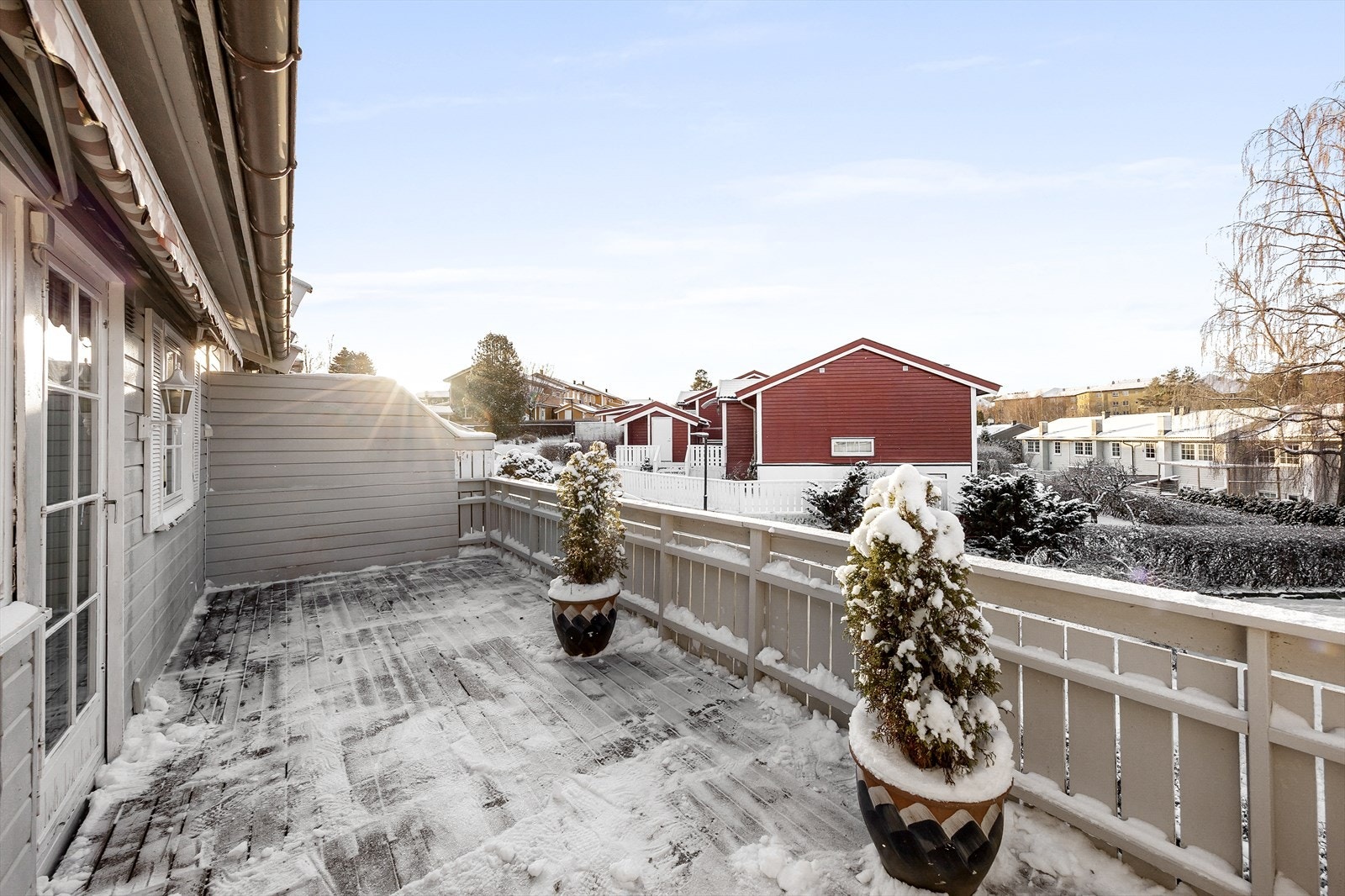 Fra balkongen har man en åpen utsikt over nærområdet. Galleribilde