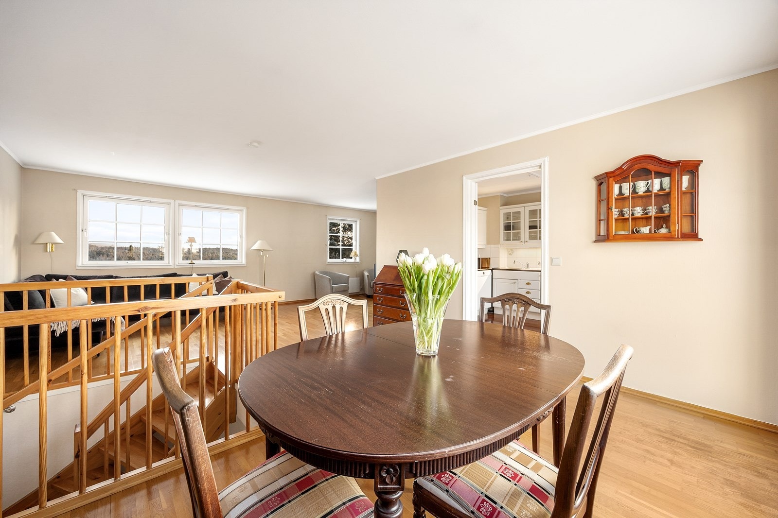 Den åpne løsningen skaper en sosial og luftig atmosfære. Galleribilde