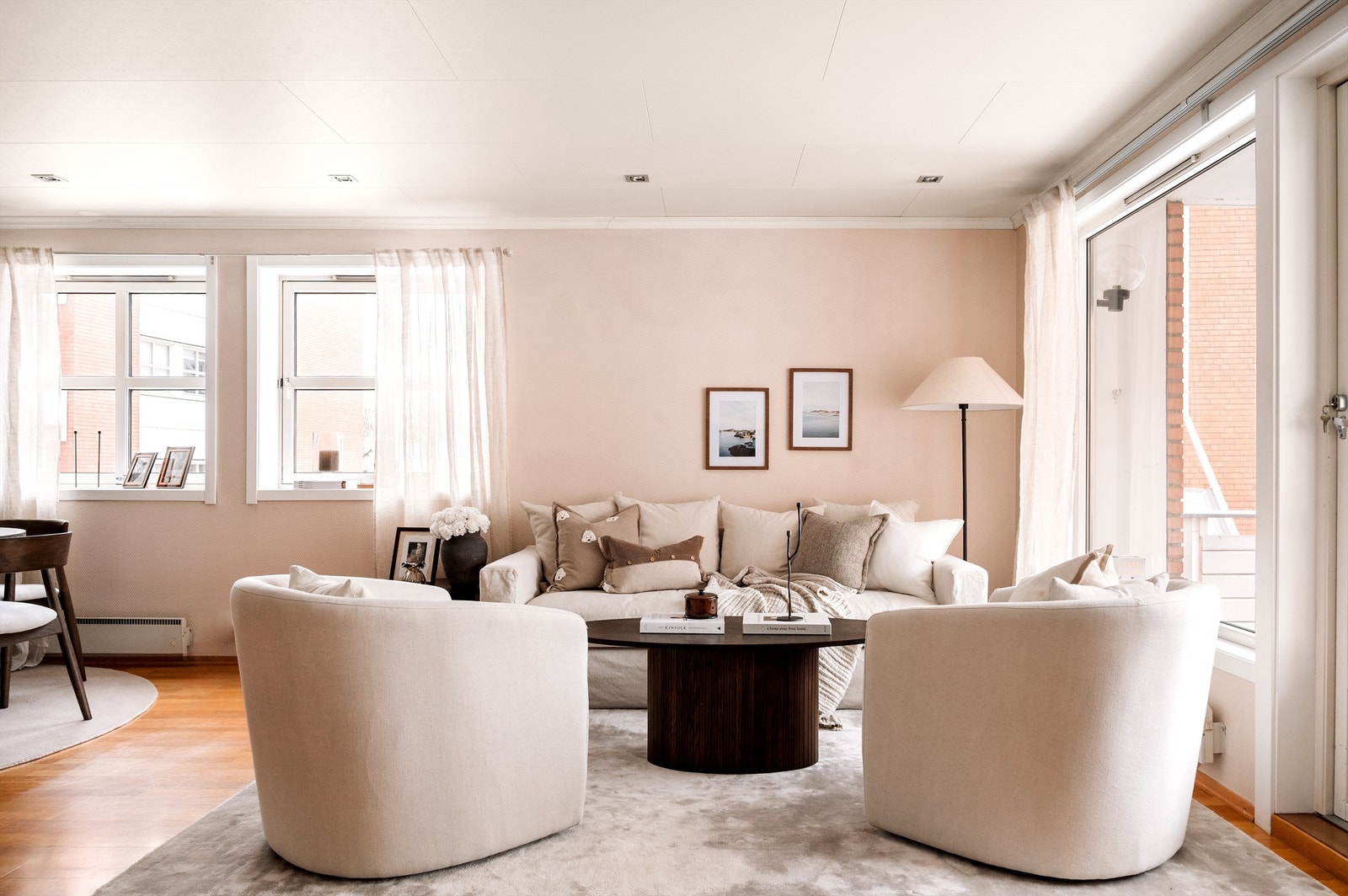 Stuen fremstår som et romslig og svært innbydende oppholdsrom, med god plass til både sofa, salongbord, TV-løsning og en hyggelig spisegruppe. Galleribilde