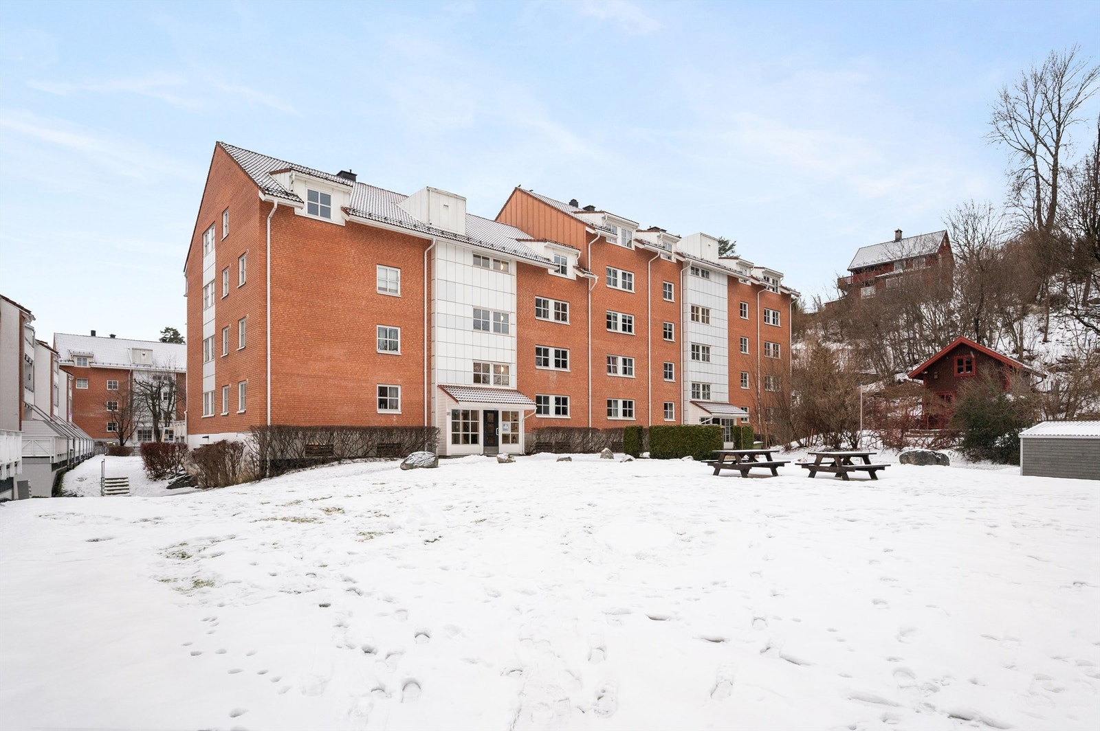 Leiligheten har en svært sentral og attraktiv beliggenhet på Stabekk, et veletablert og populært boligområde i Bærum. Galleribilde