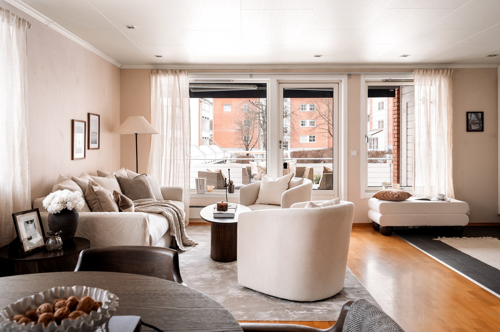 Store vindusflater i flere retninger sørger for rikelig med lysinnslipp og skaper en luftig atmosfære i boligen. Galleribilde