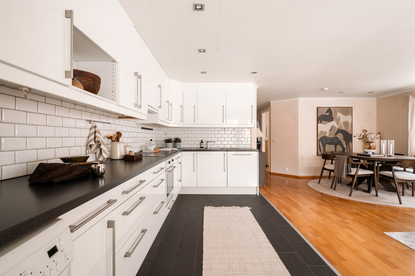 Kjøkkenet har integrerte hvitevarer og god arbeidsbelysning under overskap. Hvitevarene består av kjøl-/fryseskap, oppvaskmaskin, platetopp og stekeovn. Galleribilde