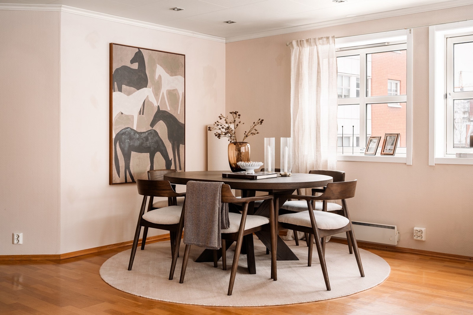 Det er god plass til en hyggelig spiseplass i tilknytning til kjøkkenet. Galleribilde