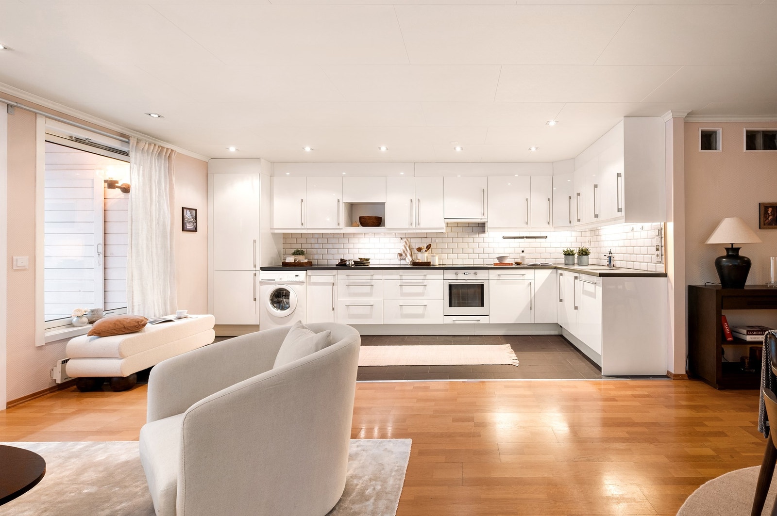 Stuen har en fin og åpen overgang til kjøkkenet, som bidrar til en luftig og romslig romfølelse. Galleribilde