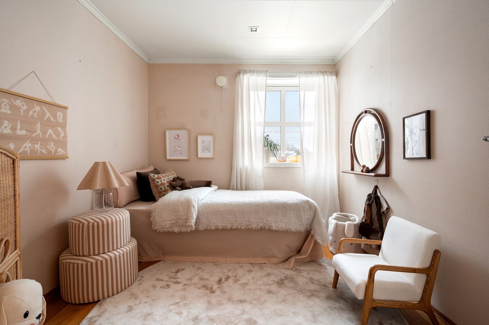 Soverom 3 fremstår lyst og romslig med malte flater. Galleribilde