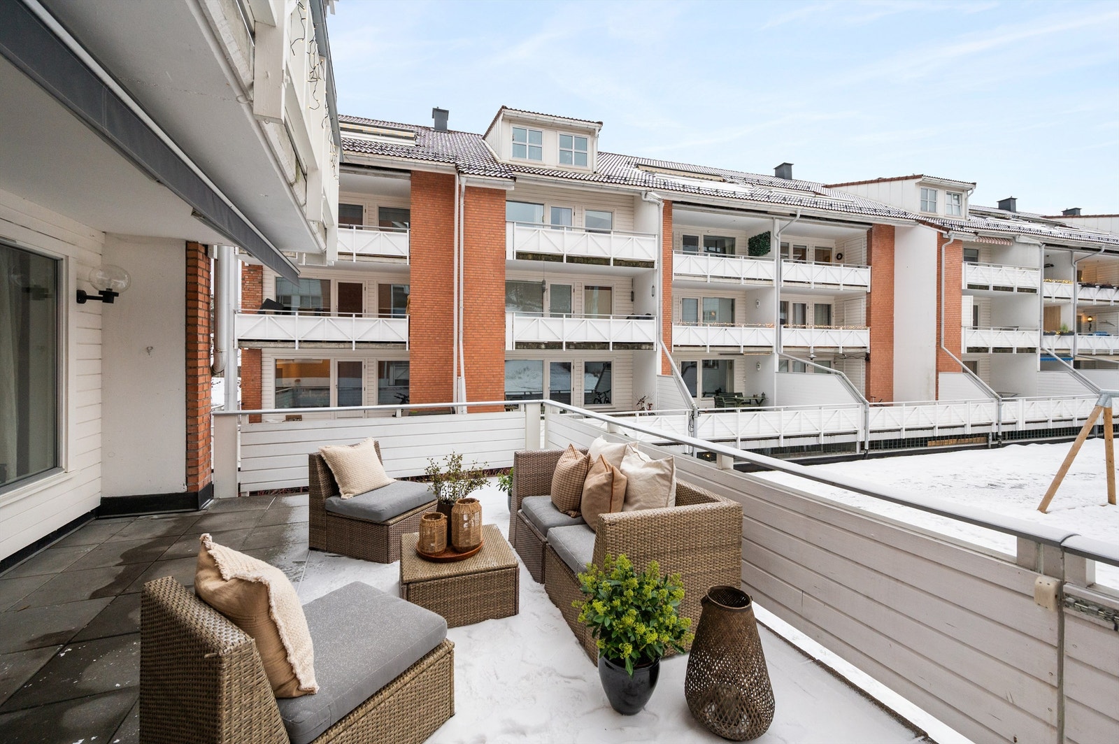 Balkongen vender mot sydvest og har således svært gode solforhold. Fra balkongen ser du ut mot frodige fellesområder. Galleribilde