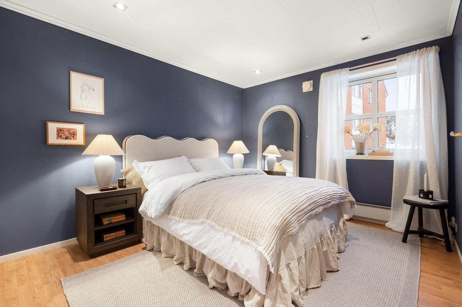 Hovedsoverommet er av god størrelse med plass til dobbeltseng og tilhørende møblement. Galleribilde