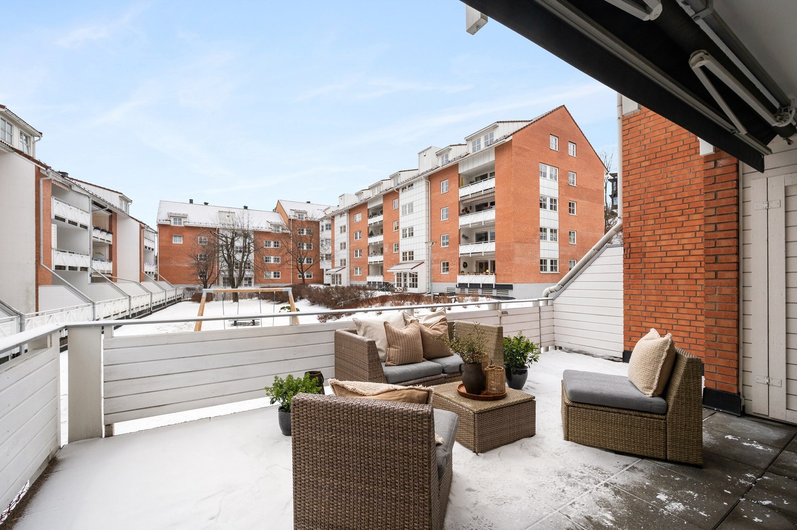 Balkongen er av sjelden god størrelse på hele 24 kvm. Her kan du med andre ord innrede med flere soner der årets varme dager kan nytes. Galleribilde