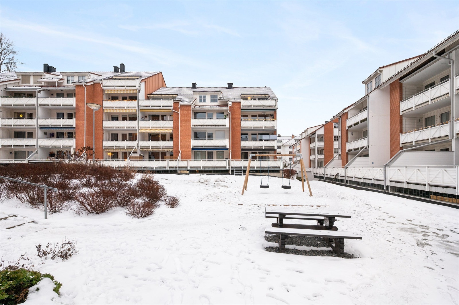 Her bor du med umiddelbar nærhet til alt du trenger i hverdagen, inkludert dagligvarebutikker og et godt utvalg av servicetilbud. Galleribilde