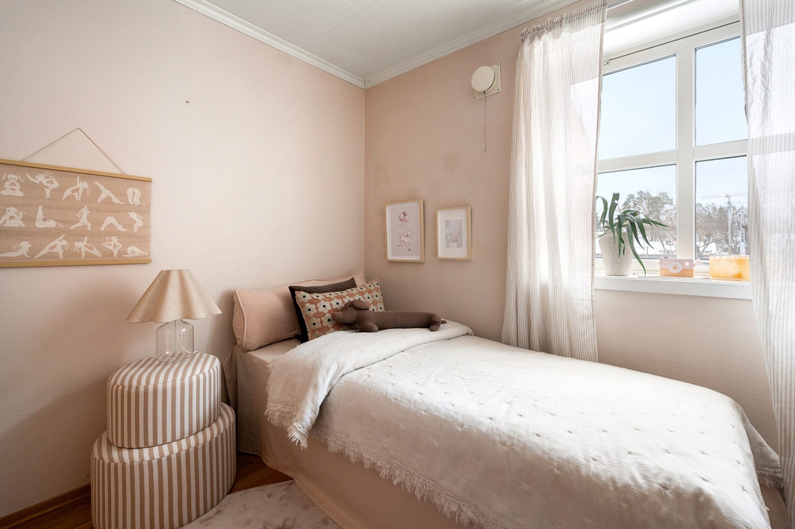 Her er det god plass til seng, pult eller annet ønskelig møblement. Galleribilde