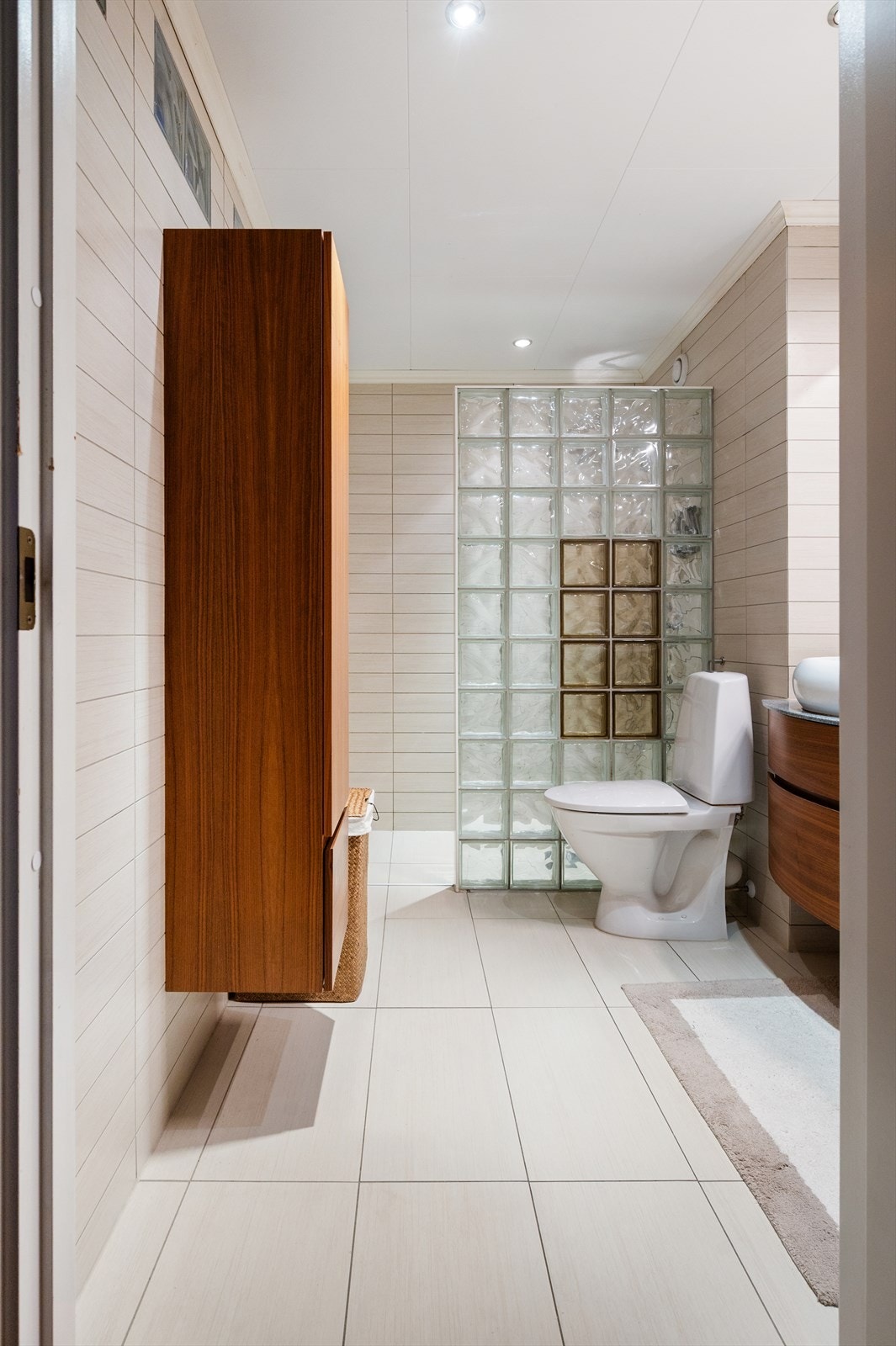 Et generøst bad med romslig følelse og funksjonell utforming. Galleribilde