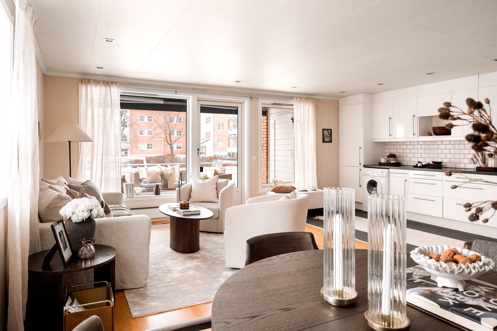 Stuen er et sentralt rom i leiligheten, med direkte utgang til den store balkongen. Galleribilde