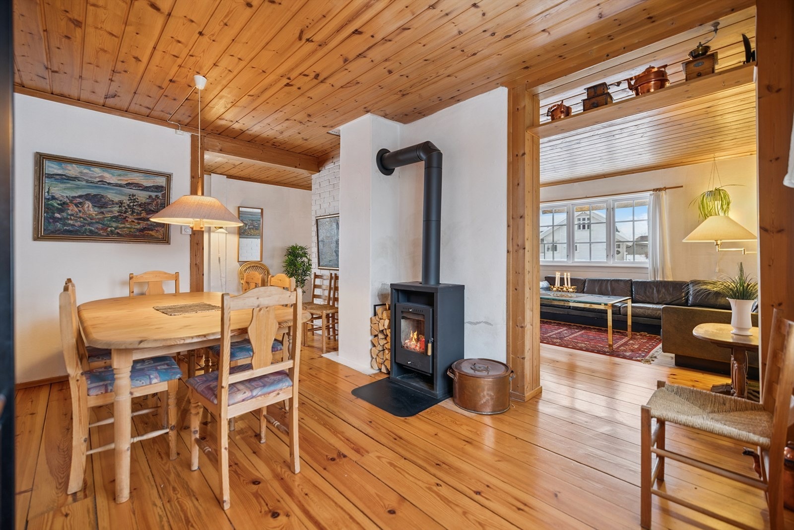 Spisestuen har en egen peisovn som gir en lun atmosfære under måltider. Galleribilde