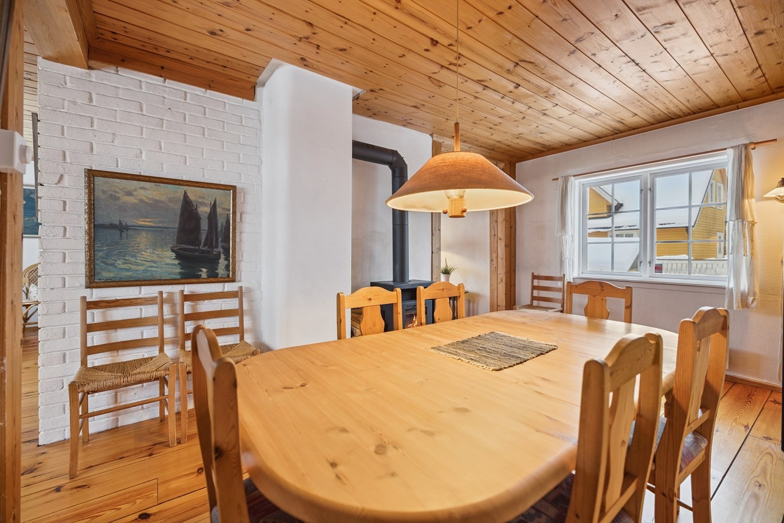 Her er det god plass til en stor spisegruppe for sosiale sammenkomster. Galleribilde