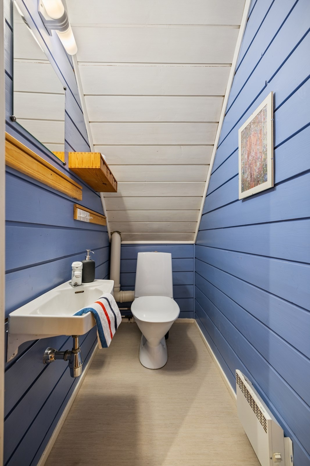 Et av toalettrommene i andre etasje, med gulvstående toalett og servant. Galleribilde