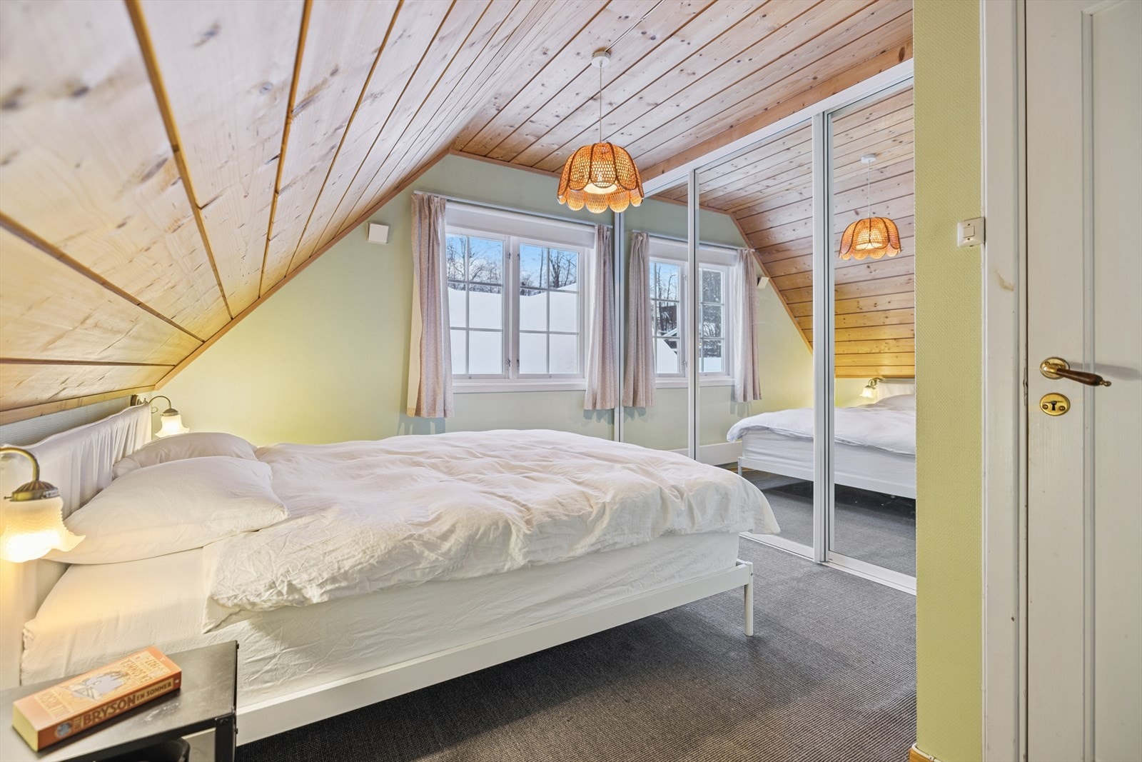 Hovedsoverommet i andre etasje har god plass og rikelig med oppbevaring i skyvedørsgarderobe. Galleribilde