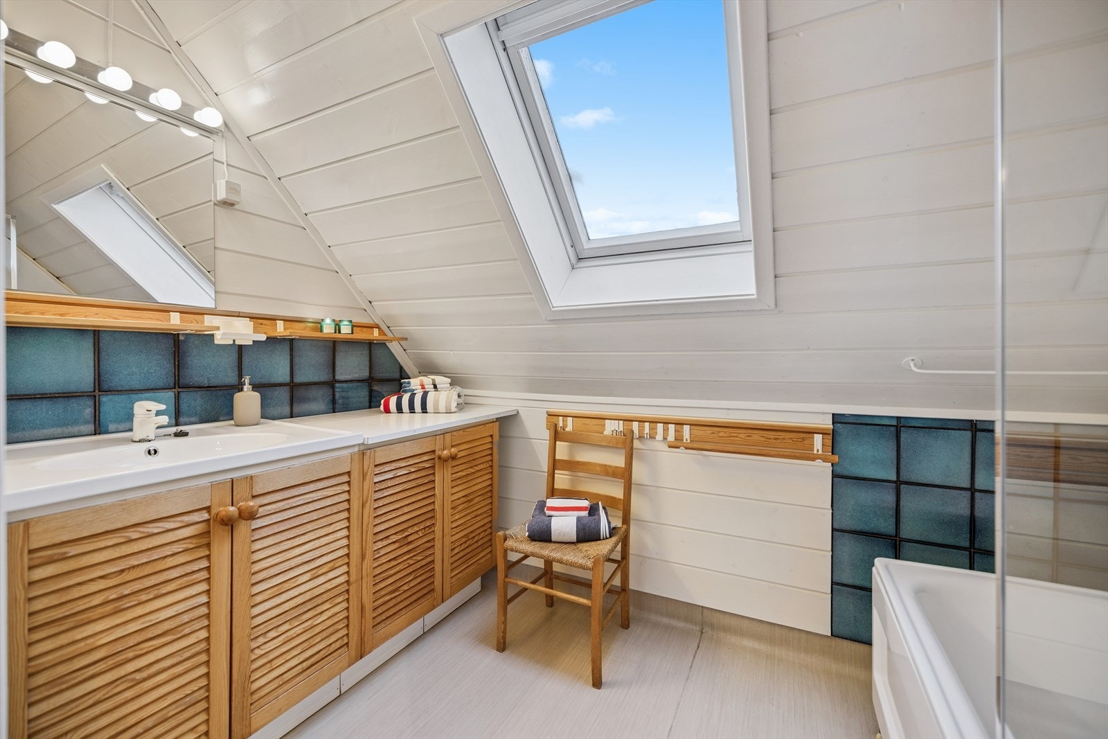 Badet i andre etasje er fra 1980 og er utstyrt med badekar og servantinnredning. Galleribilde