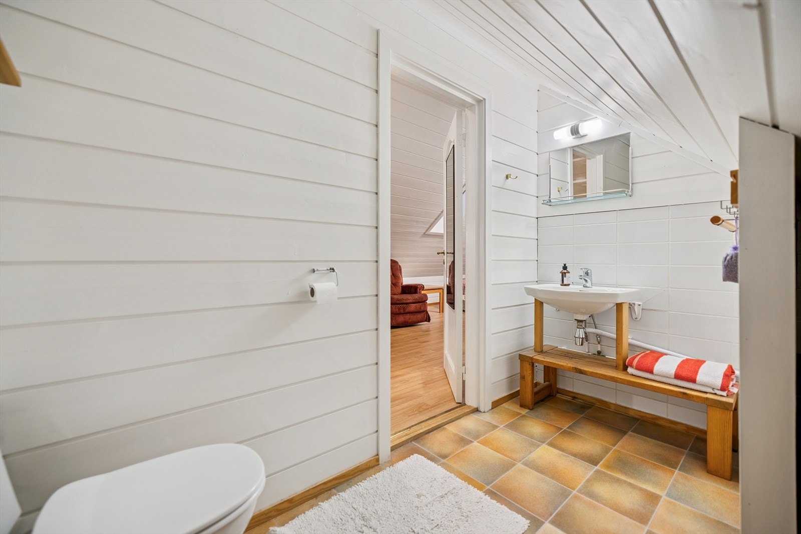 Toalettrom i 2.etasje ved tilbygg mot øst .Gulvflater med belegg. Overflater med dels fliser og dels malt panel. Galleribilde