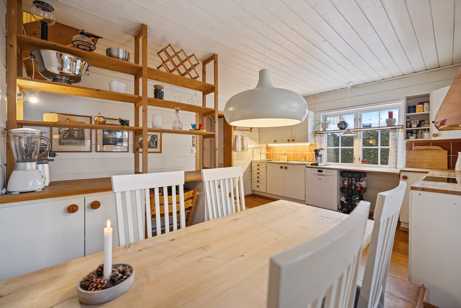 Det er god plass til spisebord på kjøkkenet, og rommet har varmekabler i gulvet. Galleribilde