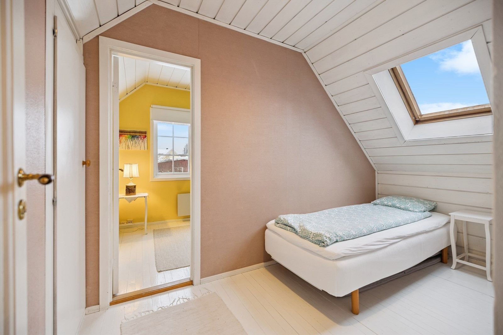 Et av soverommene har et Velux takvindu som gir godt med naturlig lys. Galleribilde