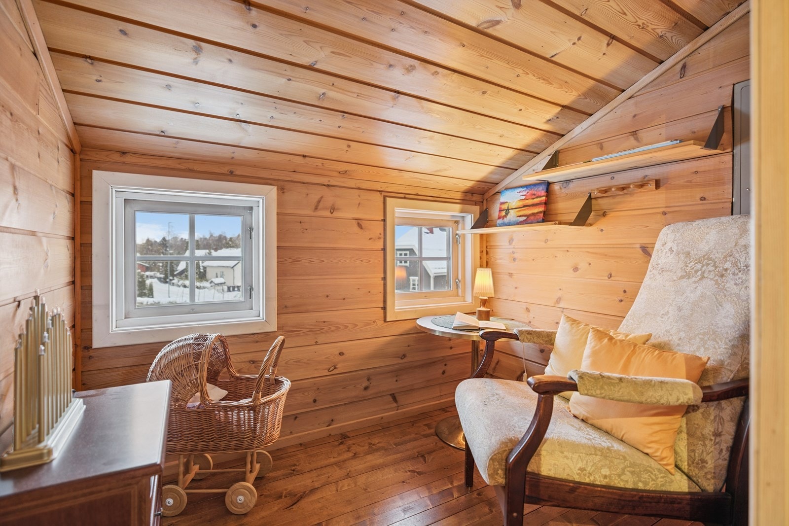 Etasjen har også et praktisk hobbyrom og flere sjarmerende kroker. Galleribilde