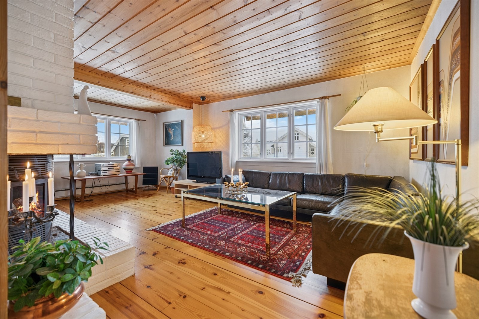 Rommet har en kombinasjon av parkett, lakkert og malt tregulv, samt varmekabler. Galleribilde