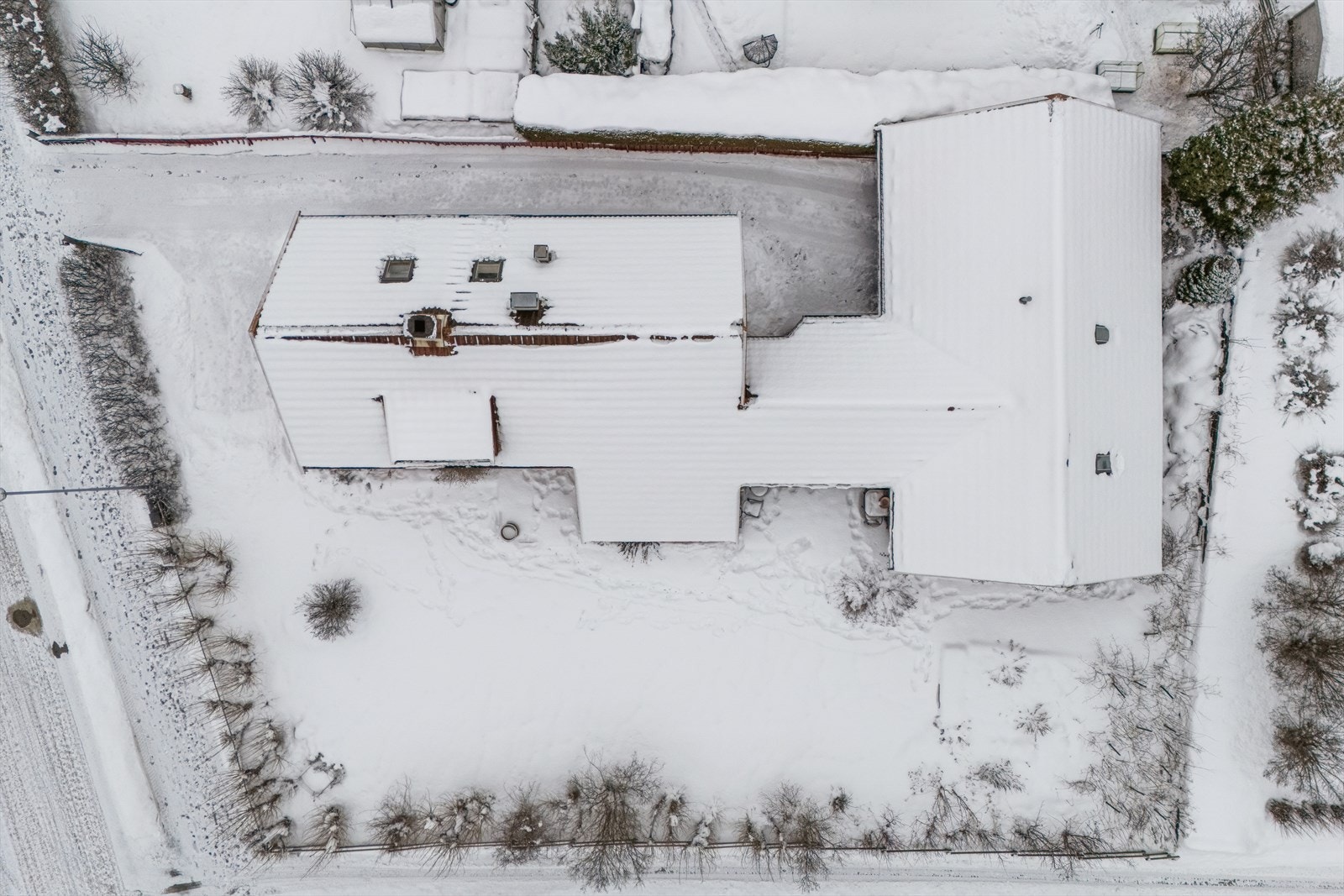 Eiendommen ligger på en relativt flat tomt i et etablert boligområde. Galleribilde