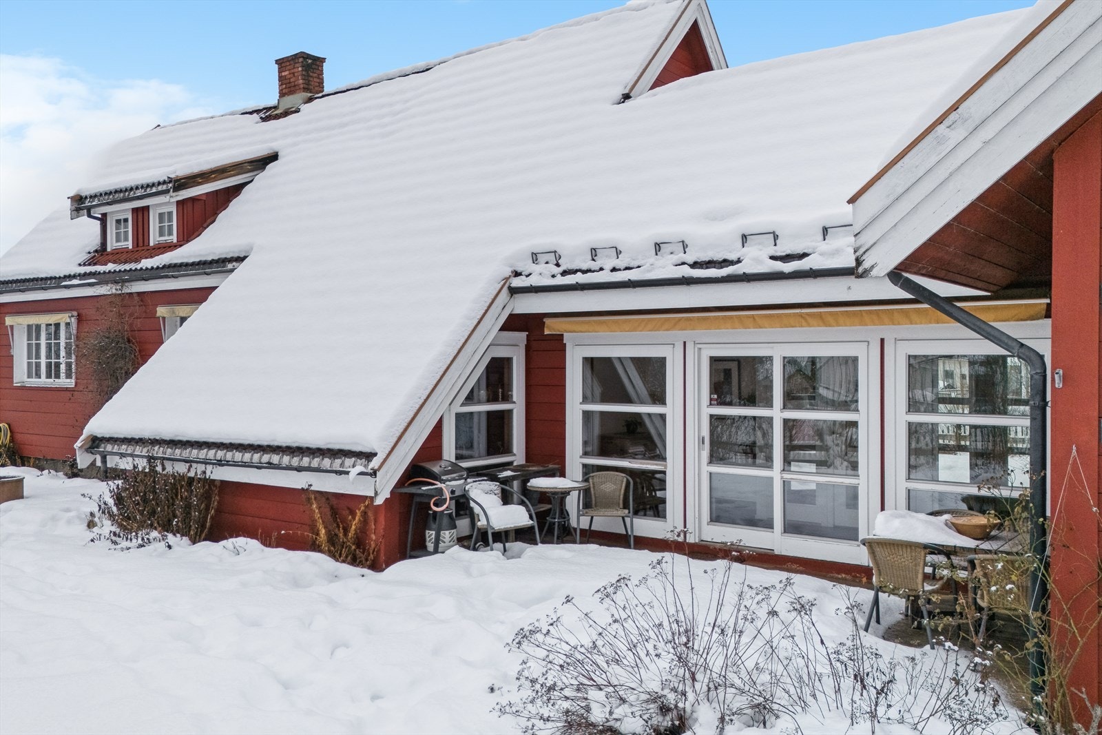 Uteplassen utenfor hallen er skjermet og har god plass for utemøbler. Galleribilde