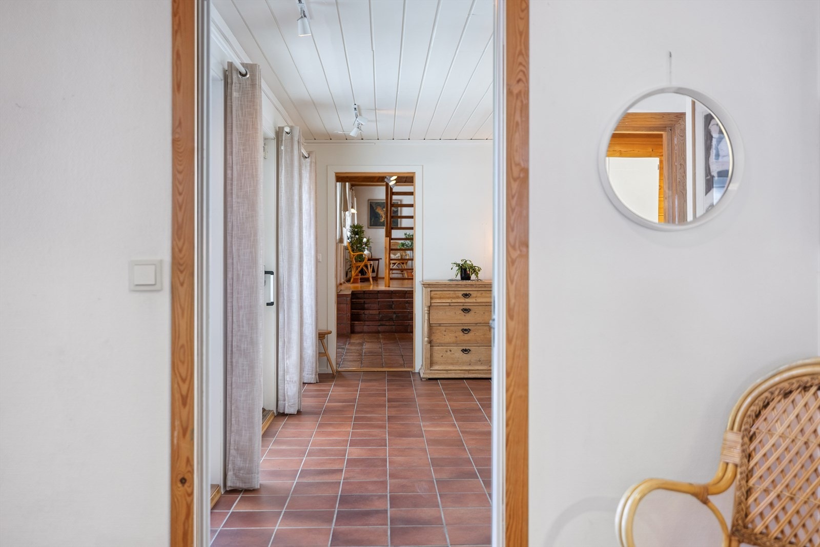 Skyvedører mellom hall, gang og TV-stue skaper en åpen og flytende overgang mellom rommene. Galleribilde