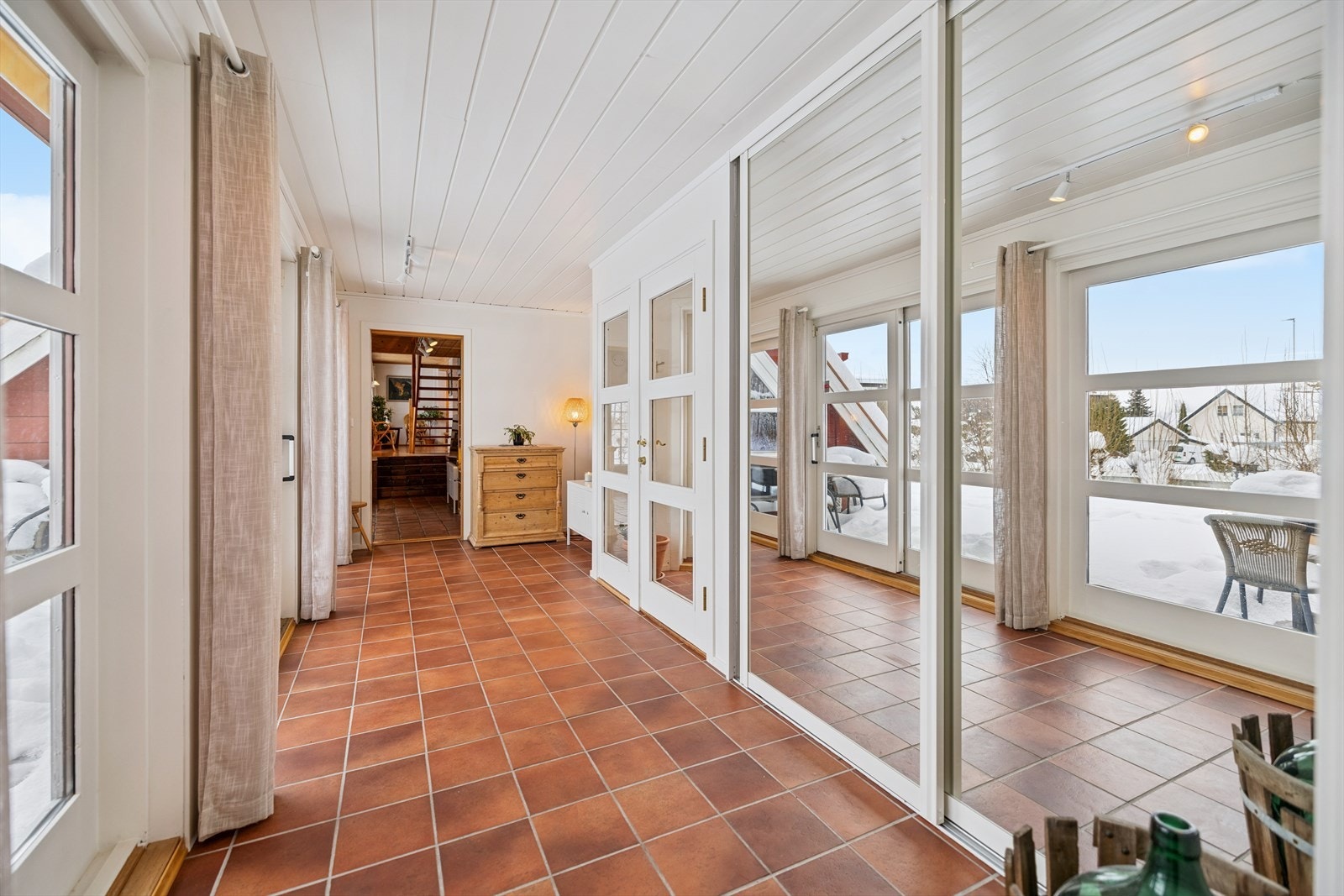 Hallen har godt med lagringsplass bak skyvedører. Galleribilde