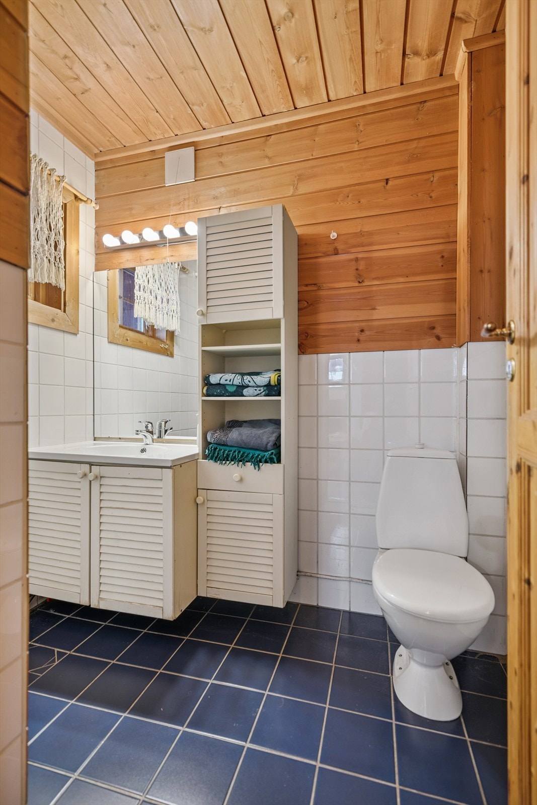 Badet i første etasje er fra 1986 og har flislagt gulv med varmekabler. Galleribilde