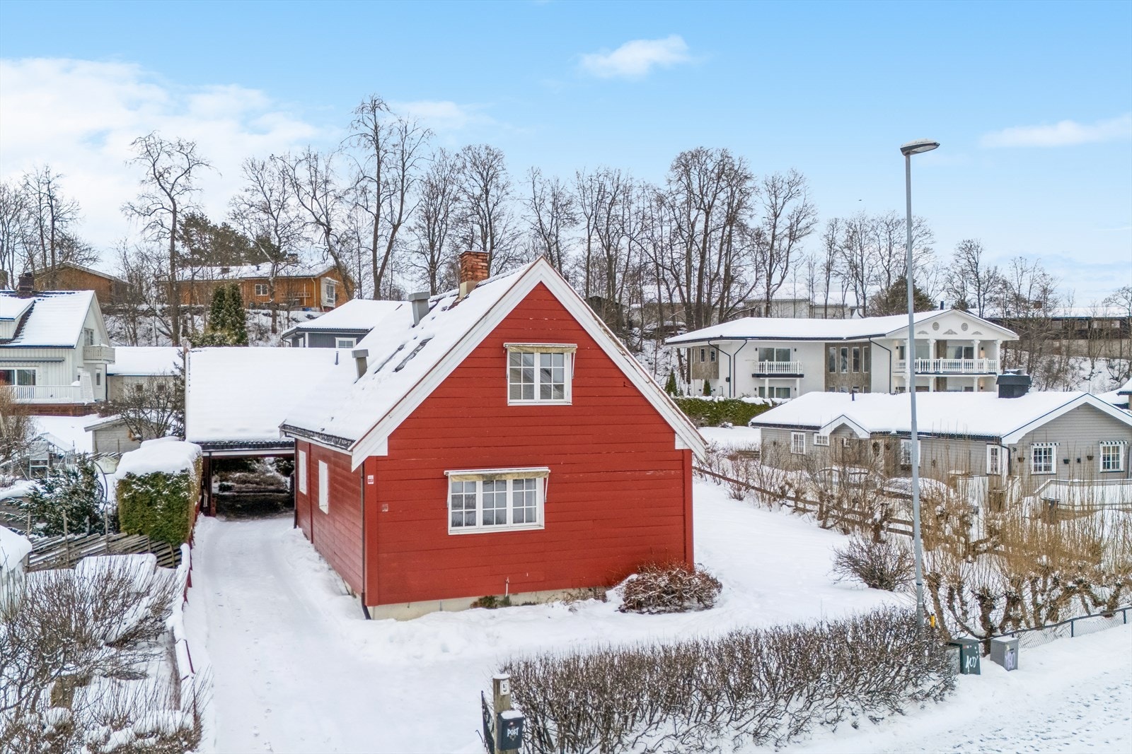 Eiendommen har en opparbeidet tomt med gruset gårdsplass og en tilbygd carport på ca. 26 m². Galleribilde