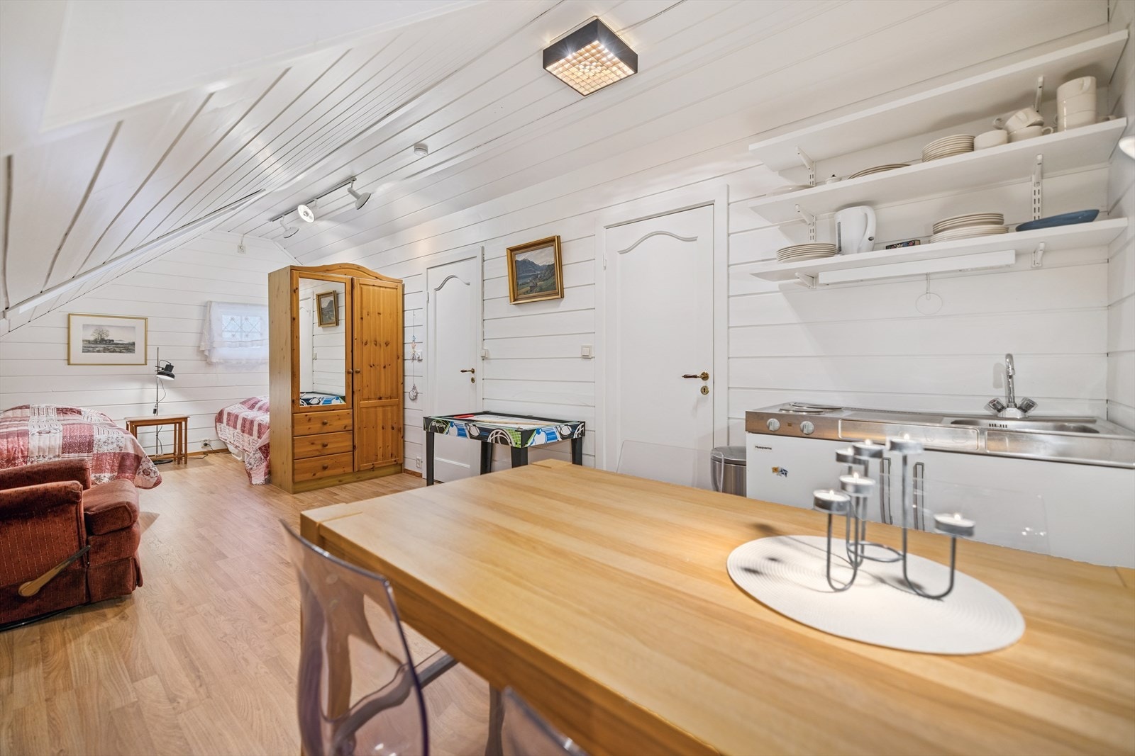 Tiilbygg med innredet rom som er utstyrt med et hybelkjøkken fra Husqvarna og har flere bruksmuligheter. Galleribilde