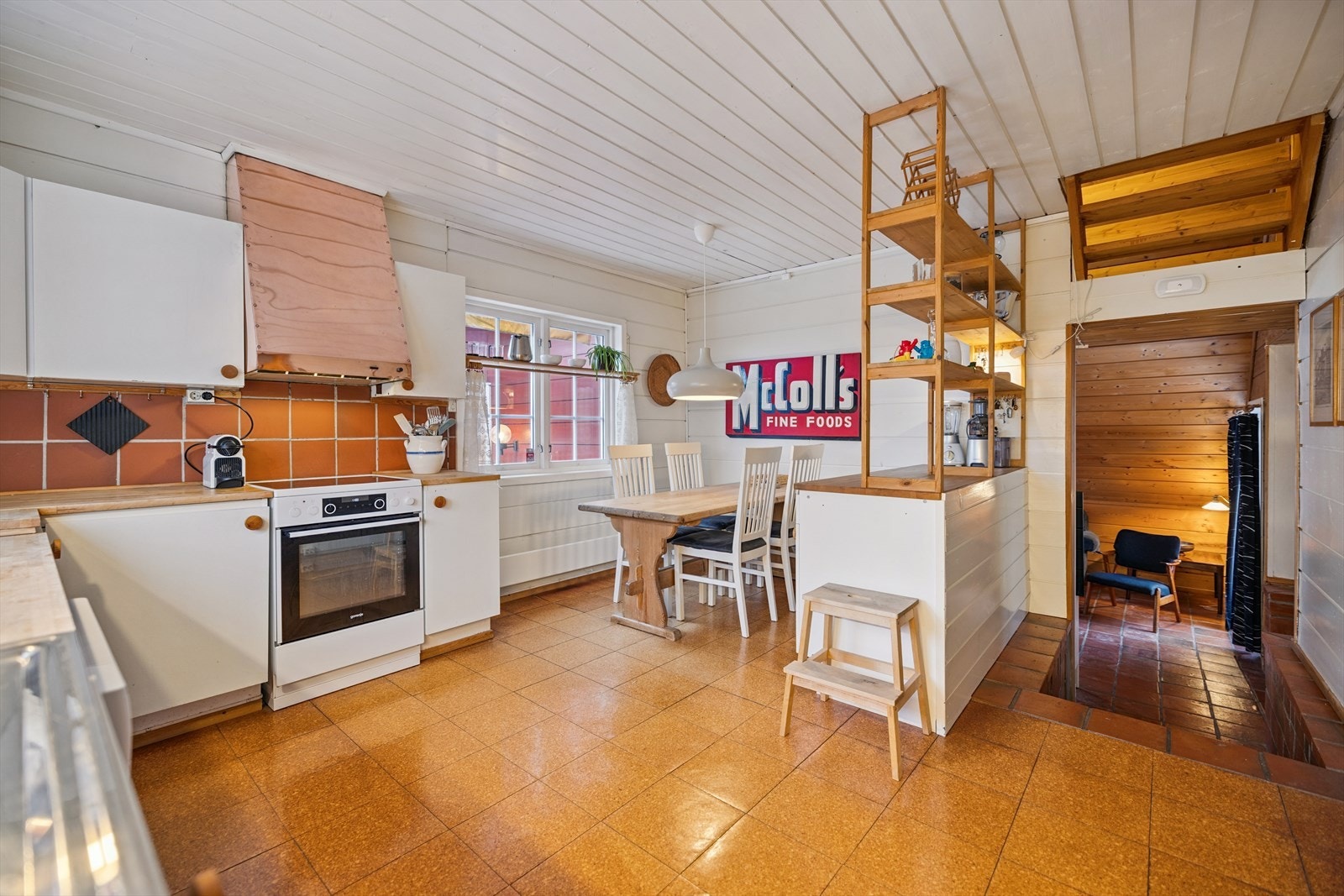 Rommet er utstyrt med frittstående hvitevarer og kjøkkenventilator med avtrekk ut. Galleribilde